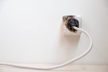 Elektrik kısa devresi. Evde kablo ve rozet soket fişinin yanmasından kaynaklanan arıza