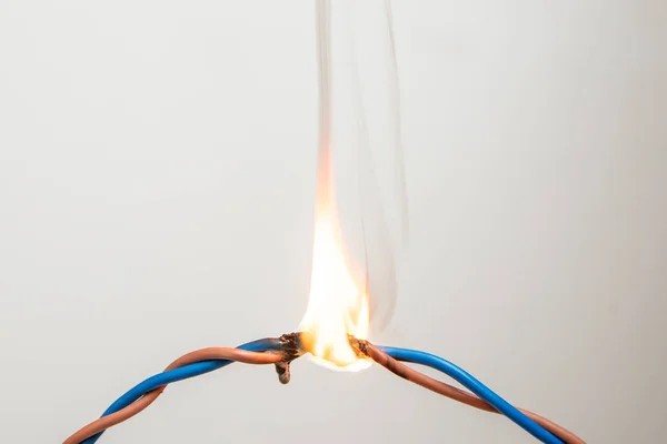 Електричне коротке замикання, спалений кабель, на білому тлі — стокове фото