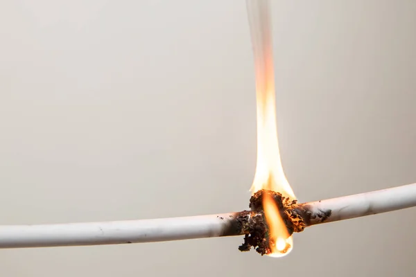 Cortocircuito eléctrico, cable quemado, sobre fondo de color blanco — Foto de Stock