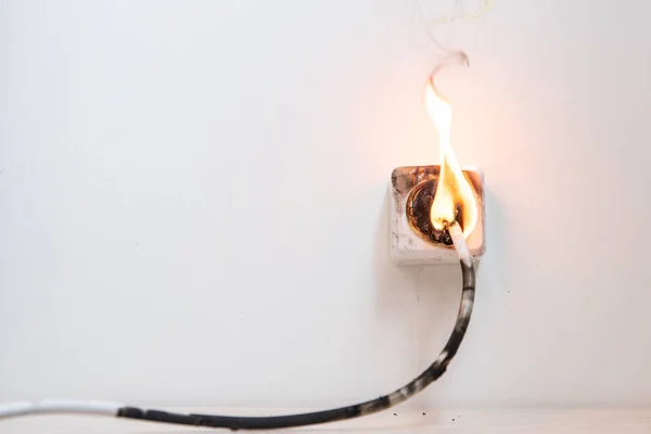 Elektrische kortsluiting. Storing veroorzaakt door het verbranden van draden en rozetten socket plug in huis — Stockfoto