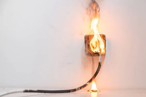 Court-circuit électrique. Défaillance causée par la combustion du fil et des rosettes prise de courant dans la maison — Photo