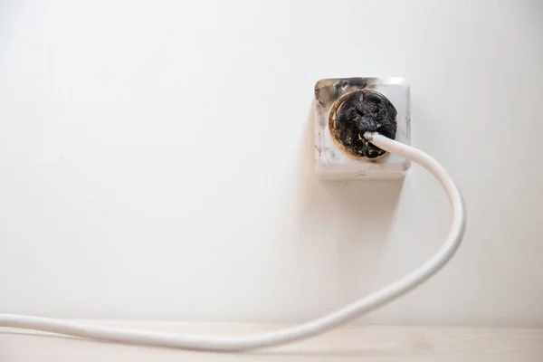 Elektrische kortsluiting. Storing veroorzaakt door het verbranden van draden en rozetten socket plug in huis — Stockfoto