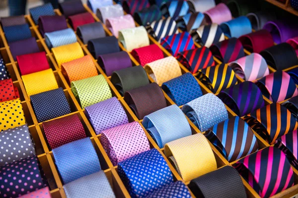 Collection de cravates colorées dans le magasin des hommes. Ligne de texture et point — Photo