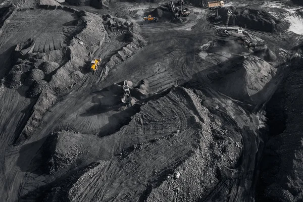 Open pit ορυχείο, εξορυκτική βιομηχανία για άνθρακα, top view εναέρια drone — Φωτογραφία Αρχείου