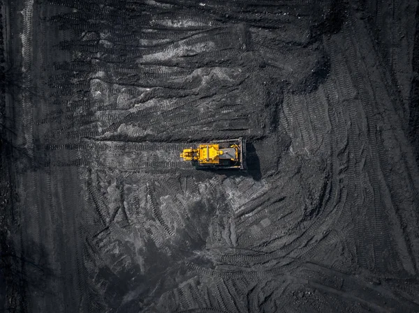 Kopalnia odkrywkowa, przemysł wydobywczy węgla, dron lotniczy z widokiem z góry — Zdjęcie stockowe