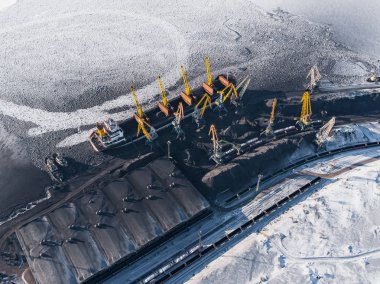 Kargo tanker gemisinde vinç dolu trenle kömür madenciliği yükleniyor. Havadan üst görünüm