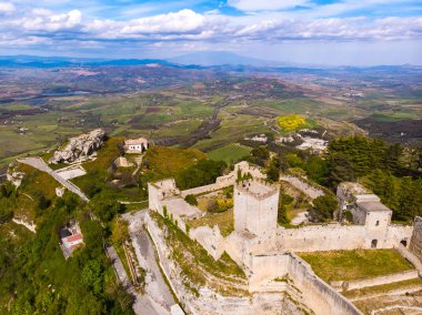 Enna Sicilya'daki Lombardiya Kalesi, İtalya. Hava fotoğrafı