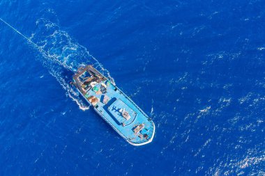 Mavi denizde toplu tekne balıkçılığı. Havadan üst görünüm