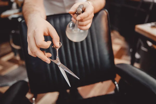 Barbershop närbild på Barber rymmer hårklippare. Koncept kundernas förväntan — Stockfoto