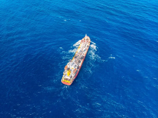 Petroleiro químico navega mar azul. Vista aérea superior — Fotografia de Stock