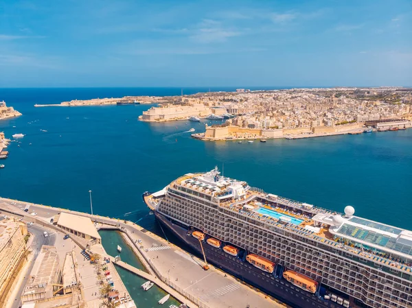Cruise schip liner haven van Valletta, Malta. Bovenaanzicht foto — Stockfoto