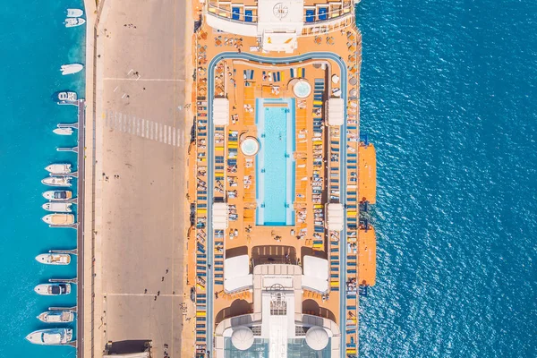 Cruiseschip pool in Blue Sea. Bovenaanzicht foto — Stockfoto