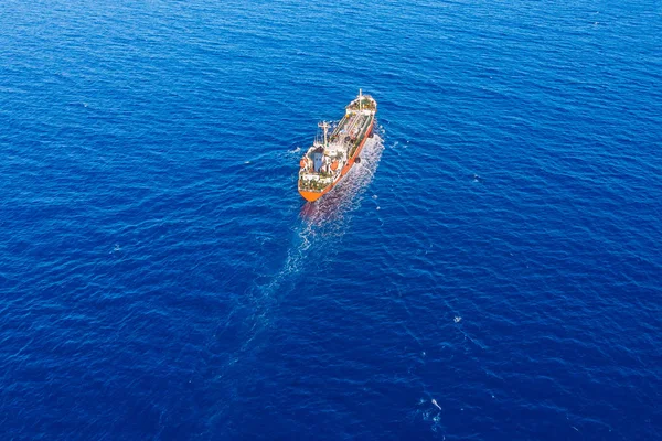 Navio petroleiro químico navega mar azul. Vista aérea superior. Exportação de conceito — Fotografia de Stock