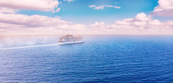 La nave da crociera bianca galleggia attraverso il mare blu fino al tramonto. Concetto di viaggio. Vista aerea — Foto Stock