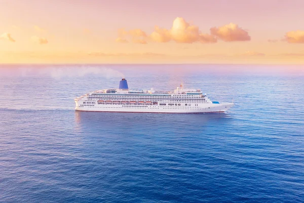 White Cruise Liner zweeft over de blauwe zee tot zonsondergang. Concept Travel. Luchtfoto — Stockfoto