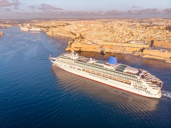 Navio de cruzeiro porto de Valletta, Malta nascer do sol. Foto vista aérea — Fotografia de Stock