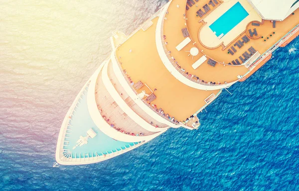 Mavi denizde bir gemi turu. Hava görüntüsü fotoğrafı — Stok fotoğraf