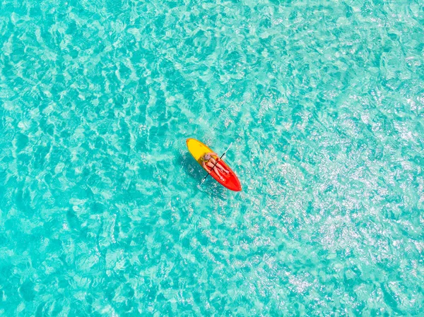 Barca kayak mare turchese blu acqua, giornata di sole. Concetto viaggio — Foto Stock