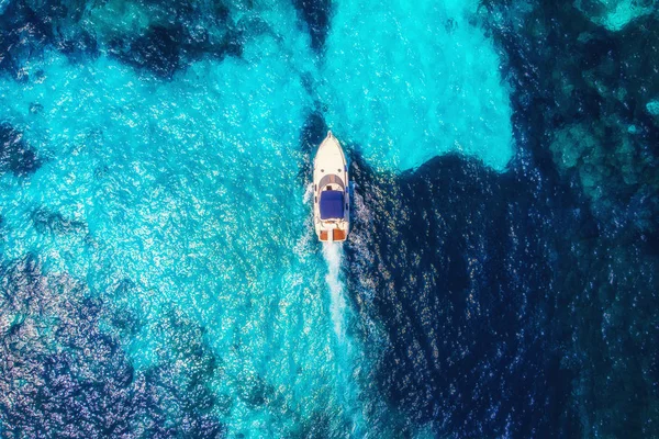 Velero de lujo. Agua turquesa azul claro. Vista superior aérea — Foto de Stock