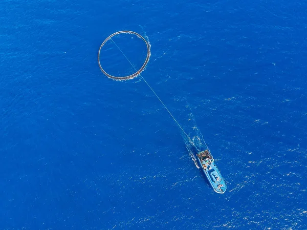 Transporte de peixe em gaiola para o mercado agrícola e portuário. Fundo de salmão da aquicultura marinha azul — Fotografia de Stock