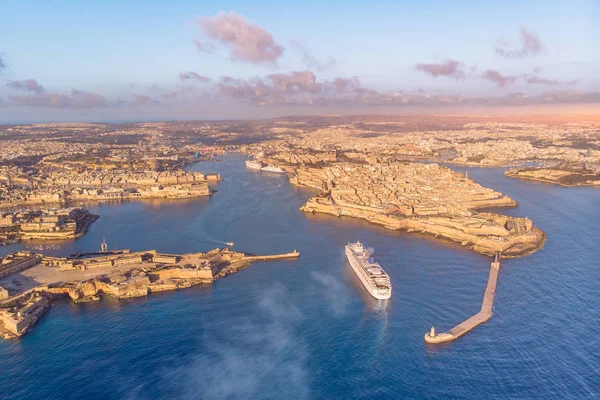 Kreuzfahrtschiffhafen von valletta, malta. Luftbild — Stockfoto