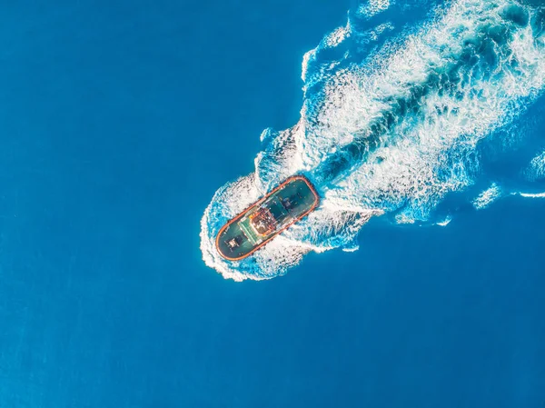 Porto de mar azul rebocador. Vista aérea superior — Fotografia de Stock