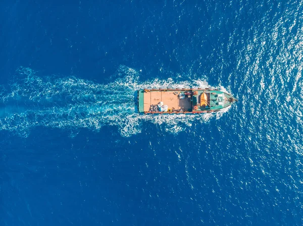 Limpeza do oceano a partir de redes de barco de lixo para a pesca garrafas de plástico. Poluição conceitual do ambiente da água — Fotografia de Stock