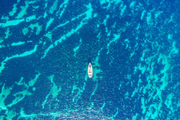 Placer blanco yate arrecife de coral en azul transparente mar de agua turquesa. Vista superior aérea . —  Fotos de Stock