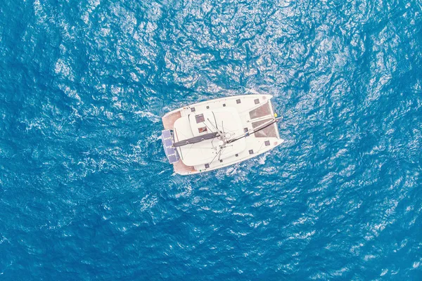 Vista dall'alto catamarano bianco yacht si trova acqua di mare blu. Concetto viaggio — Foto Stock