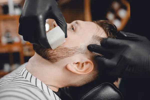 Barbiere. Parrucchieri parrucchiere barba e capelli con rasoio in salone — Foto Stock
