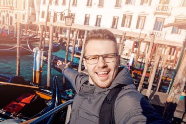 Selfie fotoğraf erkek turist mutlu arka plan Grand Canal, Venedik gondol, İtalya.
