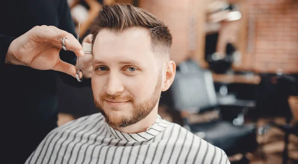 理髪店のコンセプト。サロンで美容師床屋のヘアカット男性 — ストック写真
