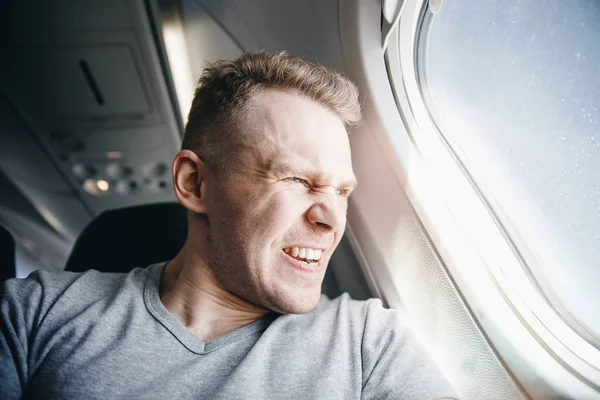 Adam uçaktan inmeden önce kızgın. Uçak gecikmesi kavramı