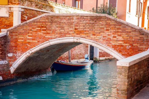 Jembatan di atas kanal untuk gondolas dan perahu di kota tua Venesia, Italia — Stok Foto