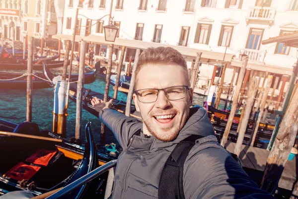 Selfie fotoğraf erkek turist mutlu arka plan Grand Canal, Venedik gondol, İtalya.