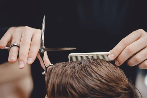 Barbershop, man Barber in mannen Kapper doet haar met een schaar — Stockfoto