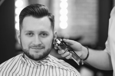 Müşteri berber dükkanında sakal bakımı erkek hipster olduğunu. Tıraş saç