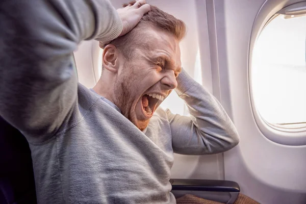 Miedo al miedo volando en un avión y en altura, espacio cerrado . — Foto de Stock