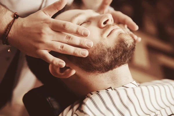 Het aanbrengen van olie voor de groei van baard en snor bij mannen, Barbershop. Concept vochtinbrengende crème, lotion huid na het toetreden — Stockfoto