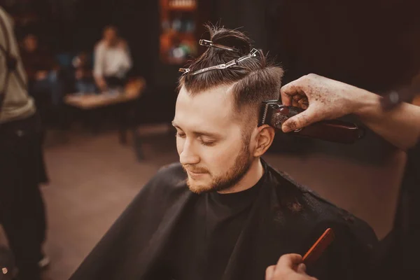 Barbershop. Man with beard in barber shop. Modern hair salon — Stock Photo, Image