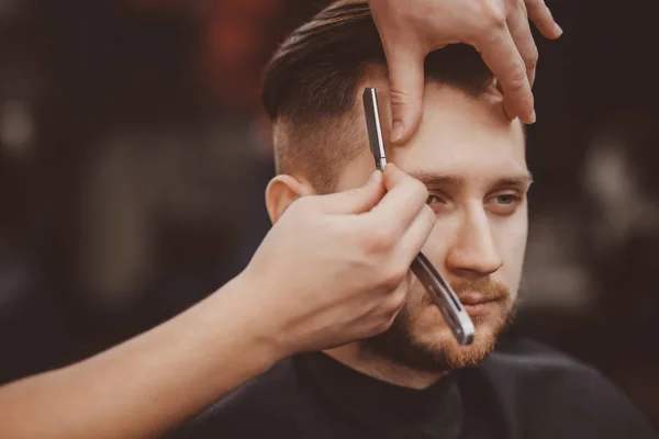 Barbiere. parrucchiere fa acconciatura e stile forbici e pettine — Foto Stock