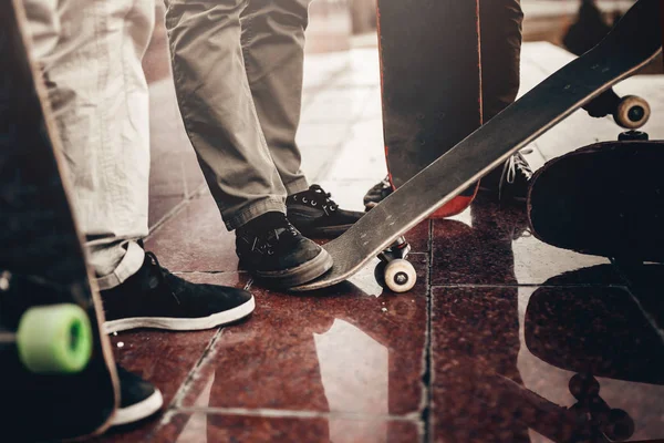 Groep vrienden skateboarders rusten op straat — Stockfoto