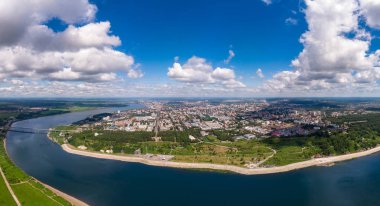 Şehir Tomsk ve Tom Nehri Panoraması. Havadan üst görünüm