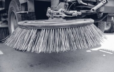 Yakın çekim süpürücü makinesi temizliği. Enkazdan konsept temiz sokaklar