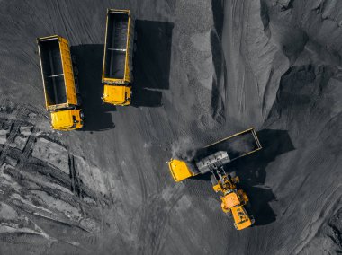 Açık maden, kamyonlarda kömür yükleme, ulaşım ve lojistik, üst görünüm hava drone