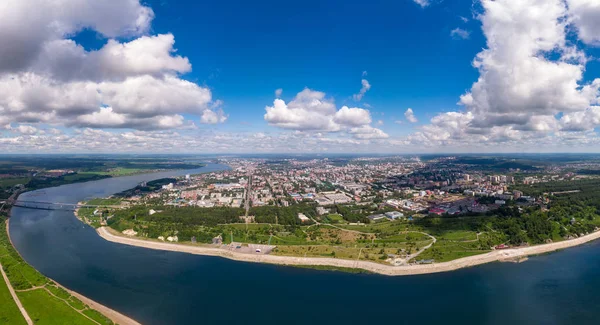 Şehir Tomsk ve Tom Nehri Panoraması. Havadan üst görünüm — Stok fotoğraf