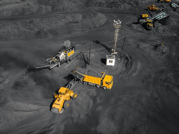 露天掘り鉱山、石炭の抽出産業、空中ドローンのトップビュー — ストック写真
