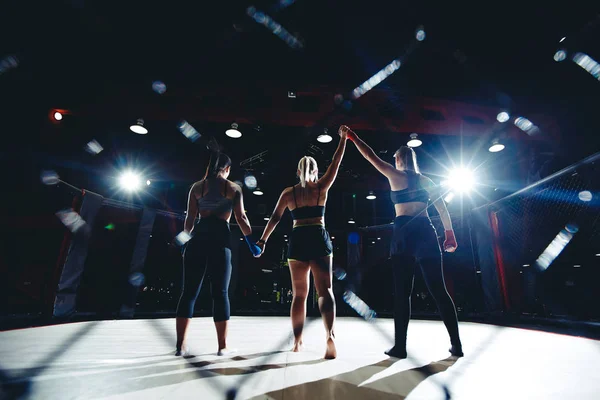 Тренування Бокс молоді жінки в кільцевій клітці восьмикутника — стокове фото