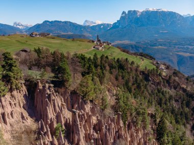 Renon Ritten İtalya 'sında doğal toprak piramitleri. Hava görünümü