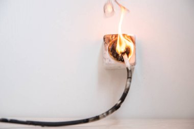 Elektrik kısa devresi. Evde kablo ve rozet soket fişinin yanmasından kaynaklanan arıza